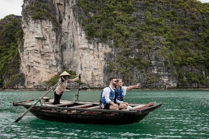 Tham quan làng chài trên vịnh Hạ Long - tour du thuyền Bình Chuẩn